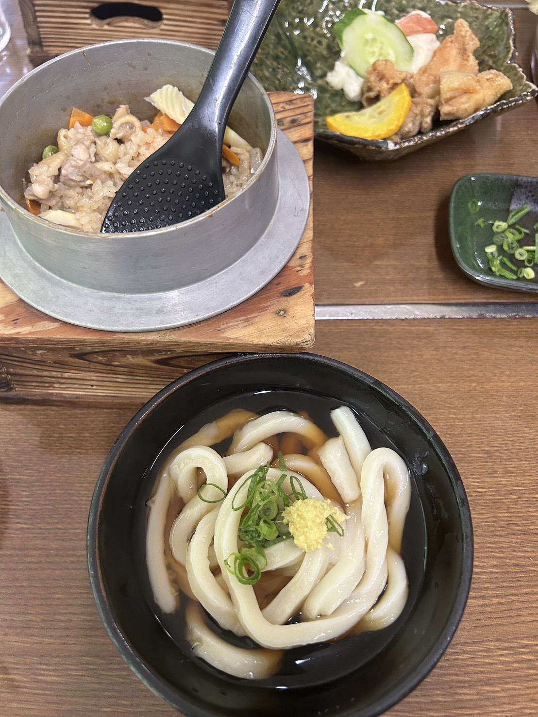 取り分けたうどんと釜飯